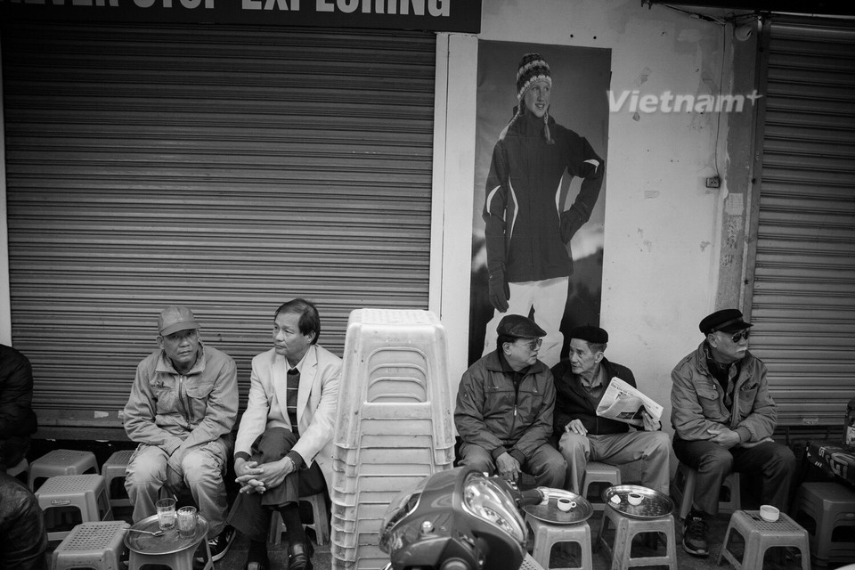 Những tuyến phố tập trung đông các quán càphê vỉa hè nhất phải kể đến Nguyễn Hữu Huân, Lý Thường Kiệt, Nguyễn Du, Triệu Việt Vương. (Ảnh Hoàng Long-Thành Nguyễn/Vietnam+)