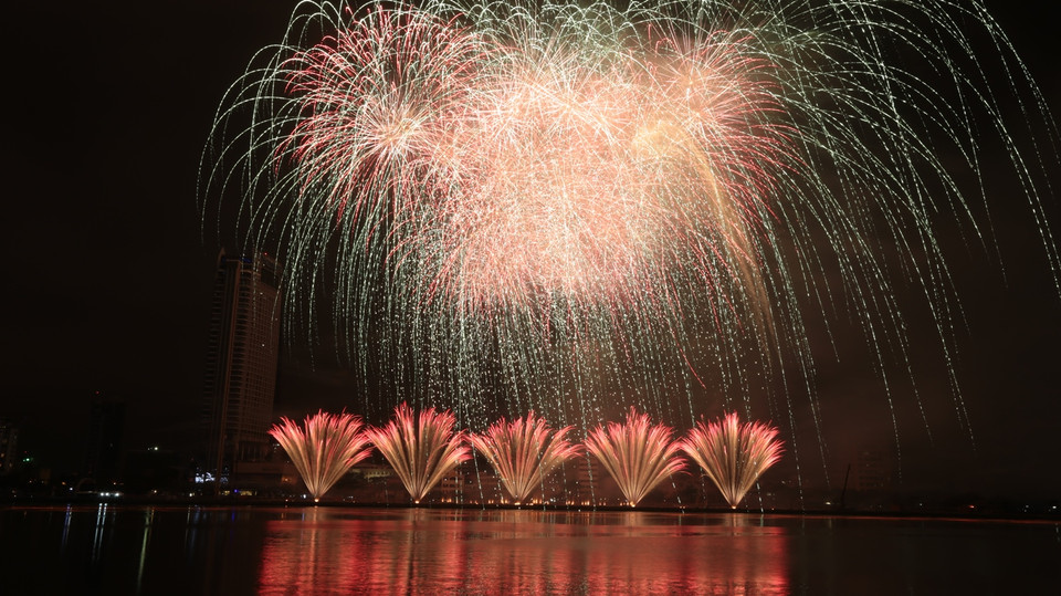 Màn trình diễn đội chủ nhà gồm 4 phần. Phần một thể hiện đất nước Việt Nam con Rồng cháu Tiên, tái hiện khung cảnh lịch sử 4.000 năm dựng nước và giữ nước. Phần hai là tình yêu quê hương, đất nước, biển, đảo. (Ảnh: Hoàng Long/Vietnam+)