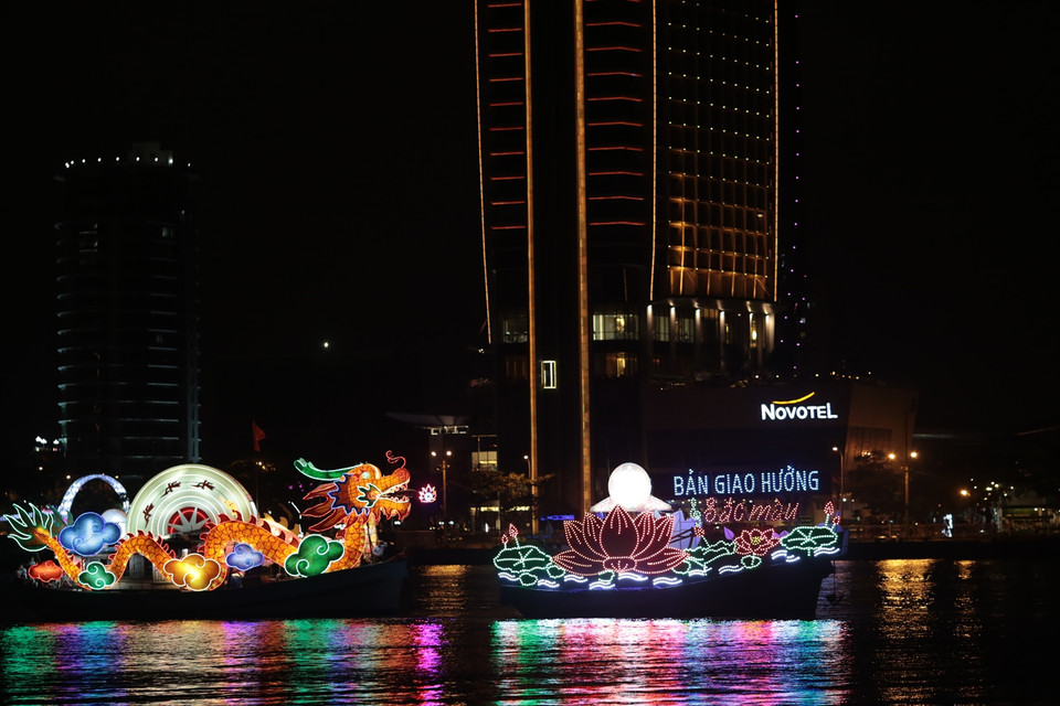 Với chủ đề ‘Đà Nẵng-Bản giao hưởng sắc màu’ diễn ra trong 2 đêm 28 và 29.4 với sự góp mặt của 5 đội: Mỹ, Ba Lan, Australia, Nam Phi và Đà Nẵng (Việt Nam). (Ảnh: Hoàng Long/Vietnam+)