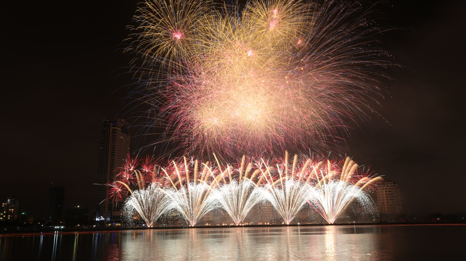 Dân Đà Nẵng được chiêm ngưỡng một bữa tiệc ánh sáng thực sự. (Ảnh: Hoàng Long/Vietnam+)