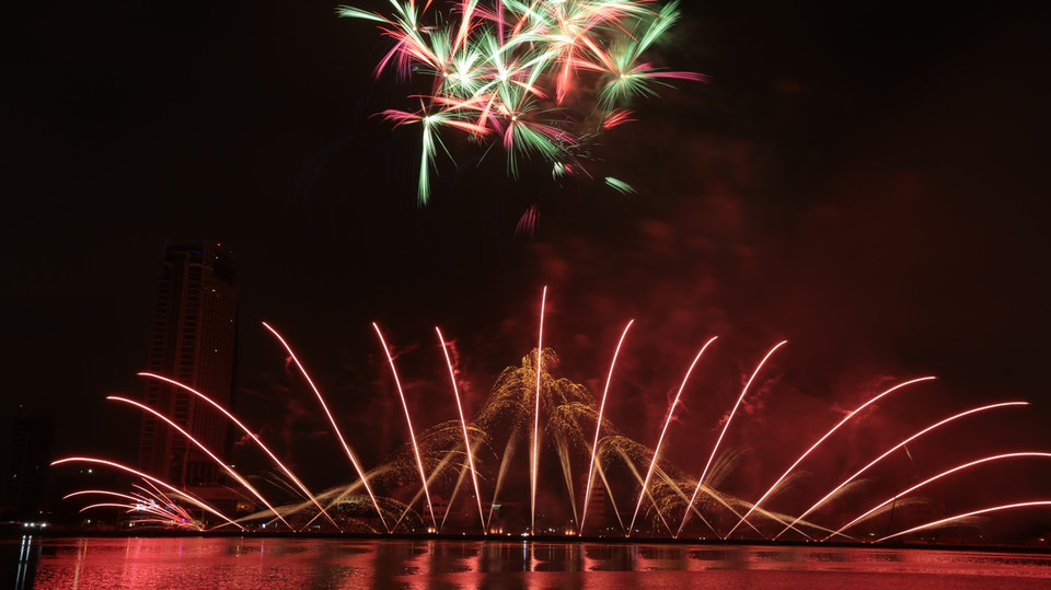 Dân Đà Nẵng được chiêm ngưỡng một bữa tiệc ánh sáng thực sự. (Ảnh: Hoàng Long/Vietnam+)