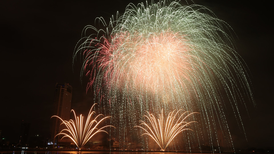 Phần ba giới thiệu về Đà Nẵng - thành phố đang ngày càng phát triển. Phần 4 với chủ đề ‘Bản giao hưởng sắc màu’, trình diễn các hiệu ứng pháo hoa rực rỡ, đa dạng trên nền nhạc không lời trích từ bản Sonate số 8 của nhà soạn nhạc nổi tiếng người Đức Beethoven. (Ảnh: Hoàng Long/Vietnam+)