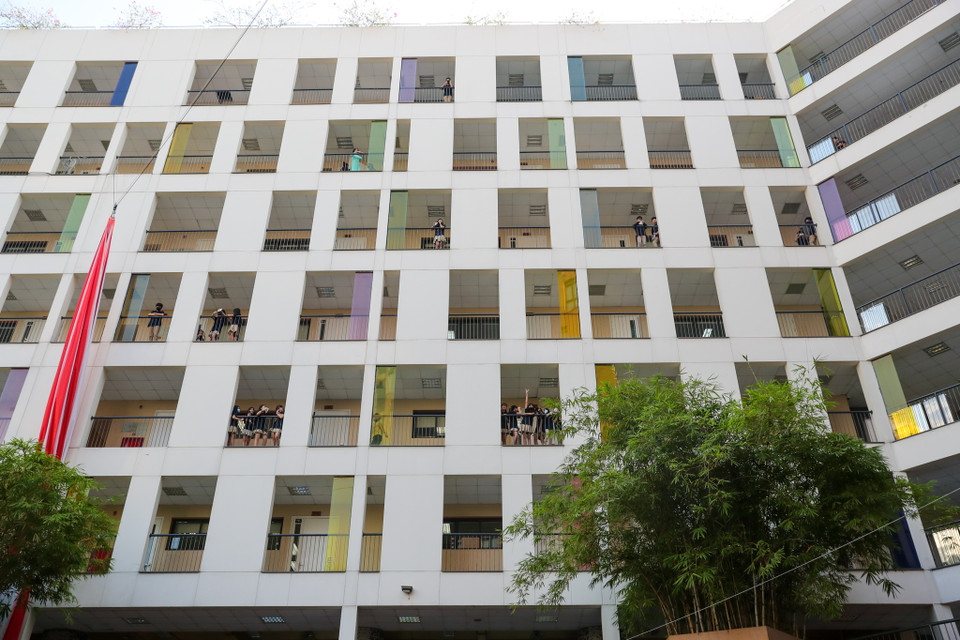 Tại quận Cầu Giấy, trước khai giải tất cả các trường học đều đã phun khử khuẩn đảm bảo an toàn cho học sinh, giáo viên. (Ảnh: Minh Sơn/Vietnam+) 