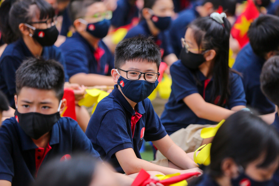 Việc tổ chức trực tiếp tại sân trường sẽ có sự tham gia của đại diện học sinh khối 6, ban giám hiệu các cấp từ tiểu học đến Trung học phổ thông, đại diện giáo viên khối lớp 6. (Ảnh: Minh Sơn/Vietnam+) 