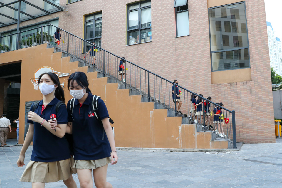 Năm học này, toàn thành phố Hà Nội có gần 2.800 trường học và hơn 2,1 triệu học sinh. Do tình hình dịch bệnh COVID-19, Hà Nội đã quyết định tổ chức lễ khai giảng theo hình thức trực tiếp, thực hiện giãn cách... (Ảnh: Minh Sơn/Vietnam+) 