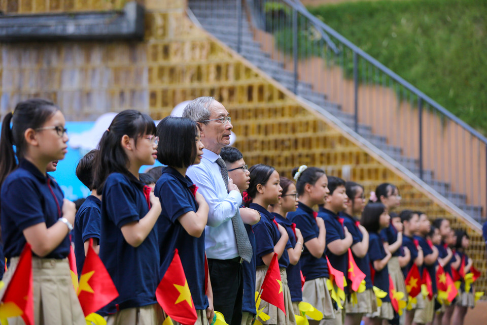 Thầy Nguyễn Xuân Khang cho biết, năm học 2020- 2021 nhà trường phải thực hiện nhiệm vụ kép vừa dạy tốt, học tốt vừa phòng dịch hiệu quả. Chỉ khi đảm bảo an toàn sức khoẻ thì mới dạy được, học được. (Ảnh: Minh Sơn/Vietnam+) 