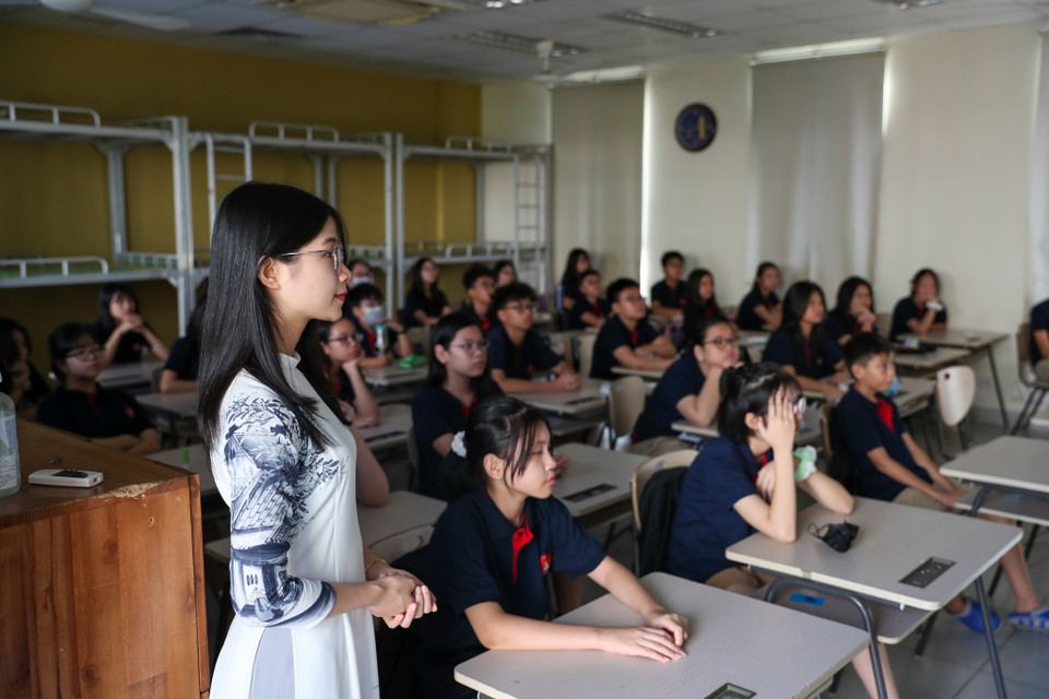 Riêng với khối tiểu học, giáo viên và học sinh cùng cha mẹ các em ở tại nhà, dự lễ khai giảng trực tuyến được tường thuật trực tiếp trên trang Fanpage và YouTube của nhà trường. (Ảnh: Minh Sơn/Vietnam+) 