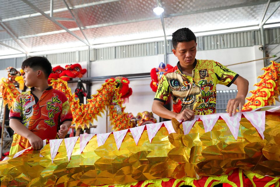 Năm 2024, anh Tưởng đã cho ra mắt mẫu rồng mới với khả năng chống chịu nước, có thể chơi được nhiều năm. Đặc biệt mô hình rồng biểu diễn năm nay được gắn thêm 2000 chiếc vảy vàng, khi biểu diễn sẽ phản quang rất đẹp. (Ảnh: Minh Sơn/Vietnam+)