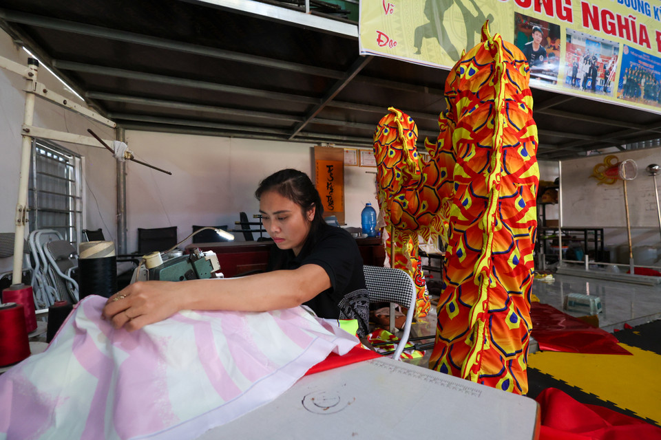 "Một bộ thân rồng riêng phần may đo mất từ 4-5 ngày, còn tổng thể để hoàn thiện một con rồng có thể lên tới 10-15 ngày," anh Tưởng cho hay. (Ảnh: Minh Sơn/Vietnam+)