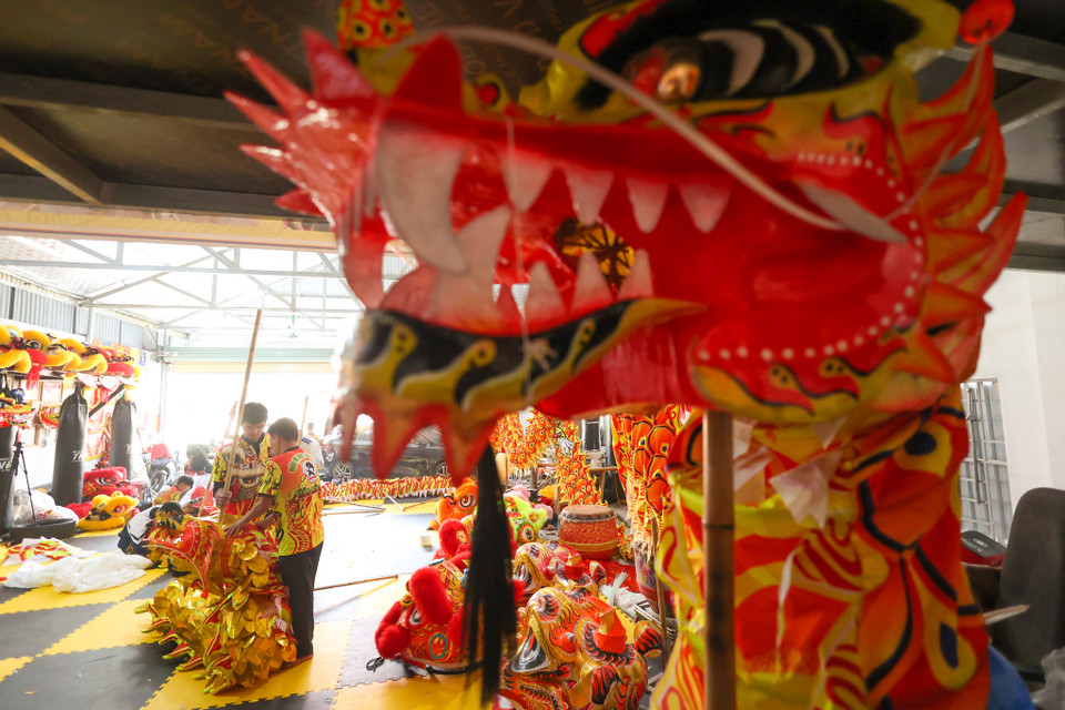 Theo anh Tưởng, để sản xuất ra một đầu lân hay đầu rồng phải trải qua rất nhiều công đoạn. Từ làm khung - công đoạn khó nhất, đến cắt, may, làm phụ kiện trang trí… tất cả đều đòi hỏi sự khéo léo, tỉ mỉ đến từng chi tiết. (Ảnh: Minh Sơn/Vietnam+)