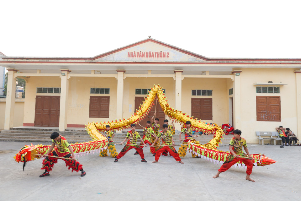 Nếu như múa lân chỉ cần vài người thì mỗi màn múa rồng phải huy động hàng chục người. Việc luyện tập đòi hỏi sự ăn ý để có thể phối hợp nhịp nhàng, các động tác vũ đạo sinh động. (Ảnh: Minh Sơn/Vietnam+)