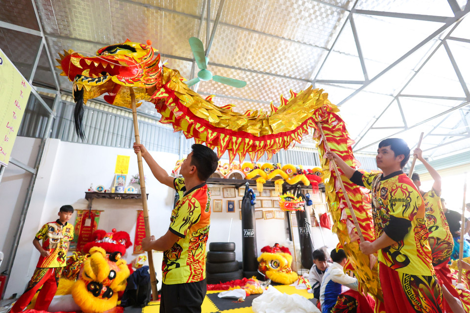 Trong dịp Tết, xưởng anh Tưởng đã sản xuất được 30 mô hình rồng để xuất khi khắp nơi, thậm chí ra cả nước ngoài như Austraslia, Malaysia, Thái Lan, Nga,... Nhiều đơn vị mua để phục vụ múa lễ hội, trưng bày, biểu diễn. (Ảnh: Minh Sơn/Vietnam+)