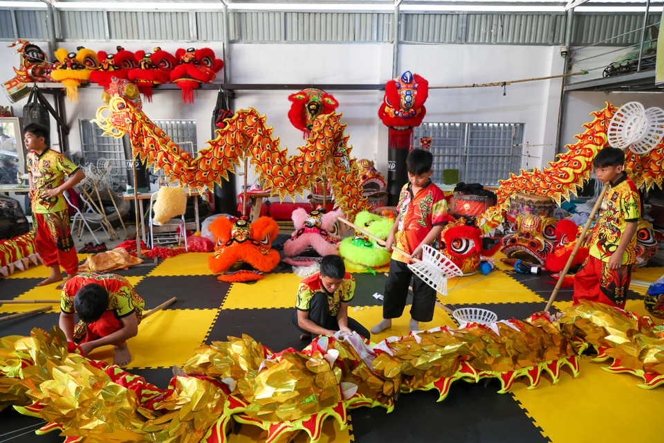 Trong võ đường kiêm xưởng sản xuất của anh Bùi Viết Tưởng là những đầu lân, sư, rồng đủ sắc màu được xếp ngăn nắp chờ giao cho khách hàng. Đây là một trong số ít cơ sở còn duy trì sản xuất đầu lân, đầu rồng tại Hà Nội hiện nay. (Ảnh: Minh Sơn/Vietnam+)