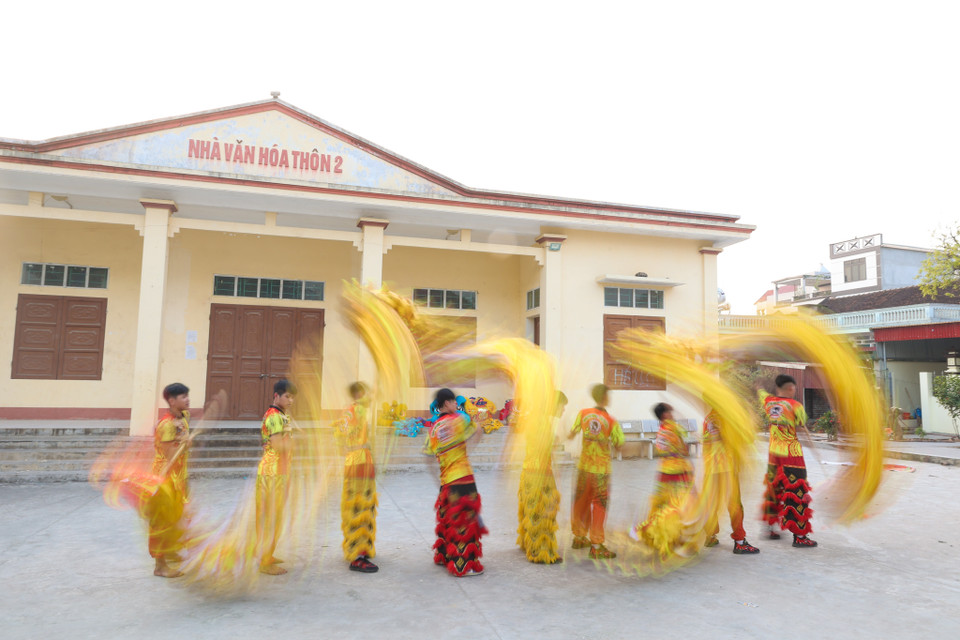 Để được múa rồng, các thành viên trong đội phải đảm bảo các yêu cầu ngặt nghèo như có chiều cao tối thiểu 1m45, có thể lực tốt, có lòng nhiệt huyết. Múa rồng cần sự kết hợp tối thiểu của 9 người, các thành viên phải thuộc bài, ăn ý các động tác. (Ảnh: Minh Sơn/Vietnam+)