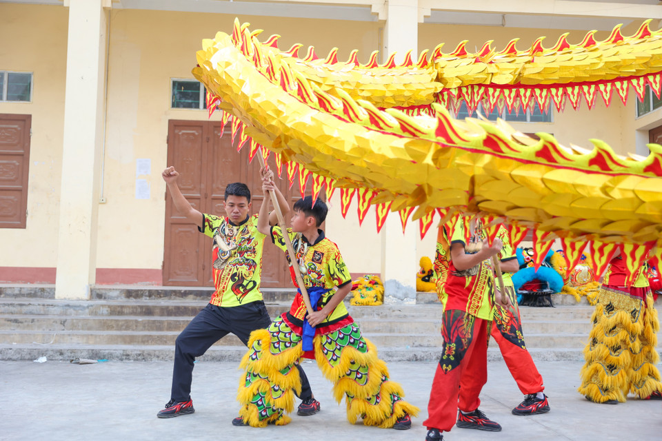 Anh Tưởng chia sẻ, múa rồng là nghệ thuật kết hợp sự mạnh mẽ, dứt khoát của bộ môn võ thuật cổ truyền cùng với sự khéo léo uyển chuyển khi điều khiển tạo nên những màn trình diễn độc đáo, đặc sắc. (Ảnh: Minh Sơn/Vietnam+)