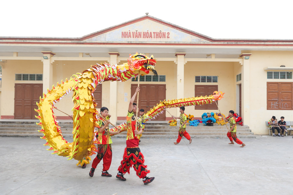 Cận Tết Giáp Thìn 2024, anh và các thành viên trong đội tích cực luyện tập để con rồng có thể tạo nhiều tư thế đẹp như: Rồng chầu, rồng lượn, rồng bay, rồng uốn khúc... (Ảnh: Minh Sơn/Vietnam+)