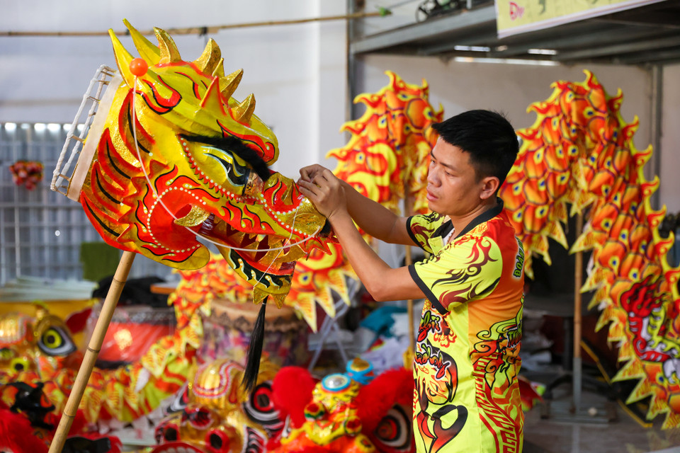 Với niềm đam mê võ thuật cùng với sở thích xem múa lân từ nhỏ đã hướng anh Tưởng đến với nghệ thuật múa lân sư rồng và sản xuất đầu lân, đầu rồng. Gần 15 năm nay, anh đã cho ra thị trường hàng trăm đầu lân, đầu rồng với nhiều kiểu loại phong phú. Xưởng đắt hàng nhất vào dịp Tết Nguyên Đán và Tết Trung thu. (Ảnh: Minh Sơn/Vietnam+)