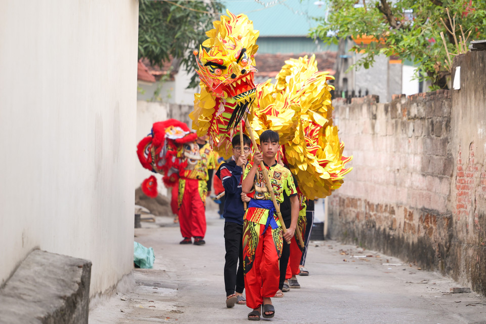 Anh Tưởng cho biết, đội múa rồng xã Quảng Bị quy tụ nhiều bạn trẻ yêu môn nghệ thuật truyền thống này. (Ảnh: Minh Sơn/Vietnam+)
