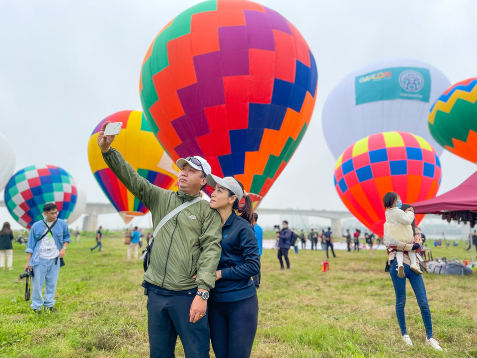 Rất đông du khách Thủ đô đã có mặt từ sớm để chiêm ngưỡng dàn khinh khí cầu đầy màu sắc này. (Ảnh: Minh Sơn/Vietnam+)