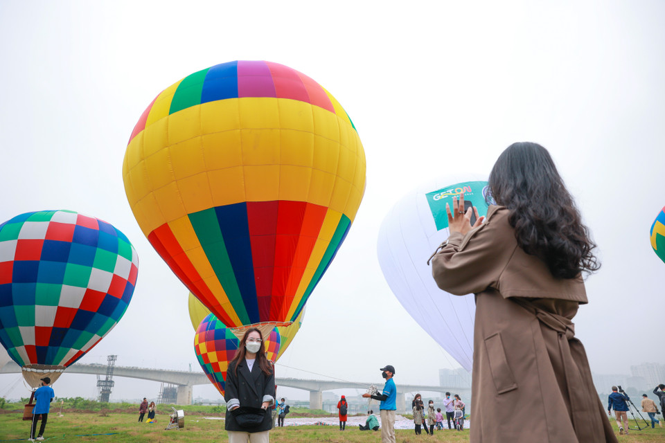 Điểm nhấn đặc biệt của sự kiện là bay trải nghiệm với khinh khí cầu ngắm cảnh Hà Nội từ trên cao giúp du khách có những cảm giác mới lạ. (Ảnh: Minh Sơn/Vietnam+)