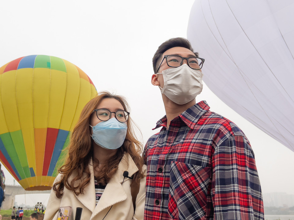 Đôi bạn trẻ Trung Kiên và Mai Anh hào hứng cho biết đây là cơ hội để các bạn tận mắt chiêm ngưỡng và trải nghiệm mô hình du lịch mới độc đáo của Thủ đô. (Ảnh: Minh Sơn/Vietnam+)