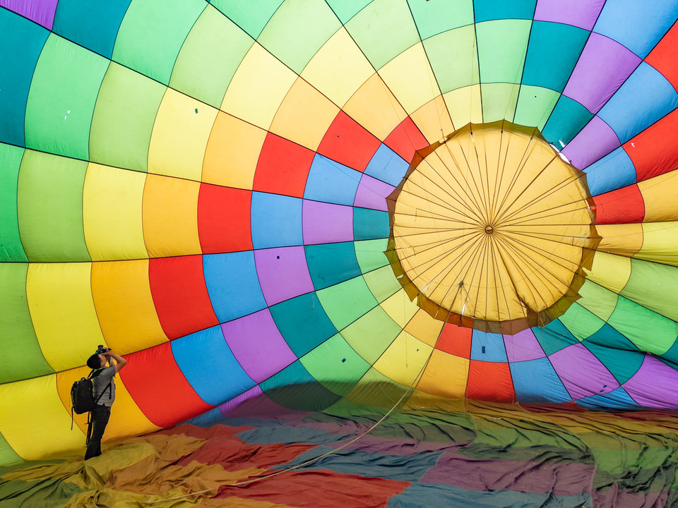 Du khách còn có cơ hội chụp ảnh lưu niệm, tham quan bên trong lòng khinh khí cầu khi các khinh khí cầu đặt nằm trên mặt sân được được thổi phồng lên như một ngôi nhà bằng vải khổng lồ. (Ảnh: Minh Sơn/Vietnam+)