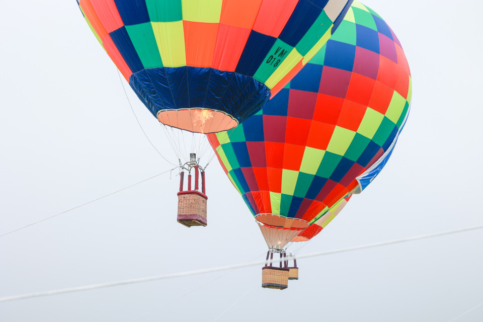 Do điều kiện không gian của nơi biểu diễn, khinh khí cầu sẽ bay treo lơ lửng lên xuống ở độ cao không quá 50m theo tiêu chuẩn quốc tế và cố định tại chỗ, không di chuyển. (Ảnh: Minh Sơn/Vietnam+)