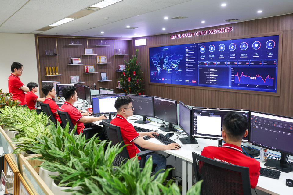 Trung tâm Giám sát và Phản ứng trên không gian mạng (SOC Managed Service) trên phạm vi toàn cầu của Công ty An ninh mạng Viettel (Viettel Cyber Security – VCS) là một đơn vị gồm các chuyên gia bảo mật giàu kinh nghiệm, sử dụng hàng loạt quy trình đánh giá, cảnh báo trên một hệ thống giám sát tập trung nhằm xử lý toàn bộ các vấn đề an ninh. Hệ thống này liên tục rà soát, phân tích, báo cáo và ngăn chặn các mối đe dọa an ninh mạng, đồng thời ứng phó với bất kỳ sự cố nào xảy ra với máy tính, máy chủ và trên không gian mạng tại Việt Nam. (Ảnh: Minh Sơn/Vietnam+)