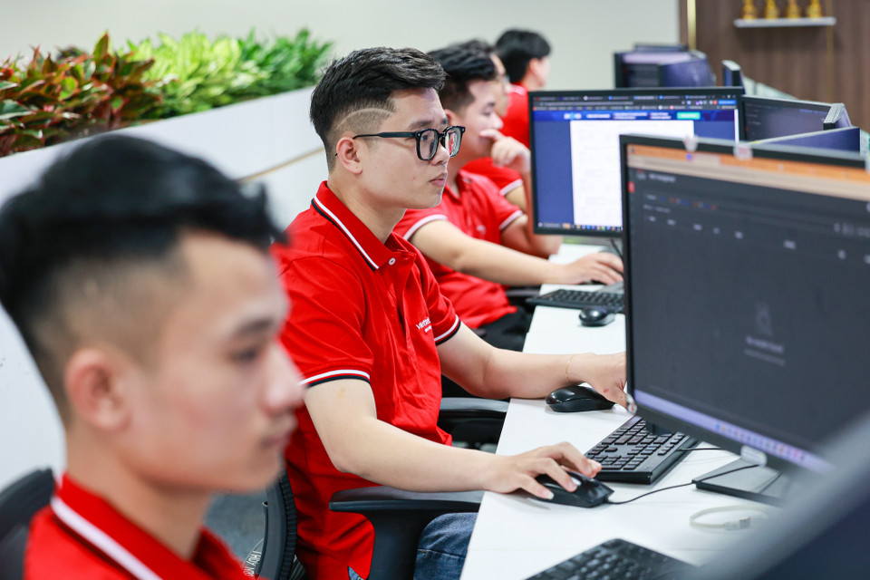 Theo đại diện Viettel Cyber Security, hiện tại Trung tâm có trên 70 nhân sự, thay phiên nhau để trực 24/7 tất cả các ngày trong tuần. Nhiệm vụ chính của Trung tâm là phát hiện sớm tấn công và xử lý hiệu quả các cuộc tấn công mạng tại Việt Nam. (Ảnh: Minh Sơn/Vietnam+)