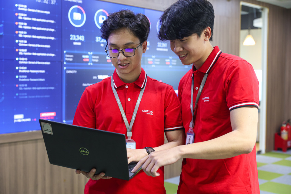 Nói về những khó khăn vất vả, đại diện Trung tâm cho biết ngay từ khi tuyển vào các thành viên đã được “lên dây cót” tinh thần về những khó khăn vất vả mà công việc này mang lại. “Chúng tôi nghĩ mình như những người lính thôi, khi mà đã nhận nhiệm vụ này đều sẵn sàng cho công việc đó." (Ảnh: Minh Sơn/Vietnam+)