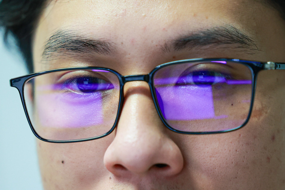 Đôi mắt của những kỹ sư an ninh mạng giống như chiếc máy quét không bao giờ rời khỏi màn hình. “Chúng tôi luôn luôn tập trung, chỉ cần rời mắt đi khỏi màn hình chỉ 1 giây thôi, hậu quả có khi kinh khủng hơn cả lái xe,” một kỹ sư an ninh mạng tại đây chia sẻ. (Ảnh: Minh Sơn/Vietnam+)