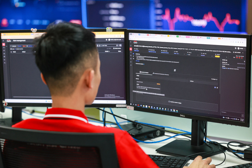 Với việc gia tăng tấn công mạng, tội phạm mạng vào các cơ quan Chính phủ, doanh nghiệp,… ngay từ đầu năm 2024, Trung tâm đã lên kế hoạch để chuẩn bị cho kế hoạch sẵn sàng đương đầu với các cuộc tấn công từ quy mô nhỏ đến lớn. Trong dịp Tết Nguyên đán 2024 vừa qua, đội ngũ xử lý sự cố cũng chia ra để trực, ứng cứu, xử lý các sự cố, thậm chí “chi viện” vào trong miền Nam để đảm bảo an toàn, an ninh mạng. (Ảnh: Minh Sơn/Vietnam+)