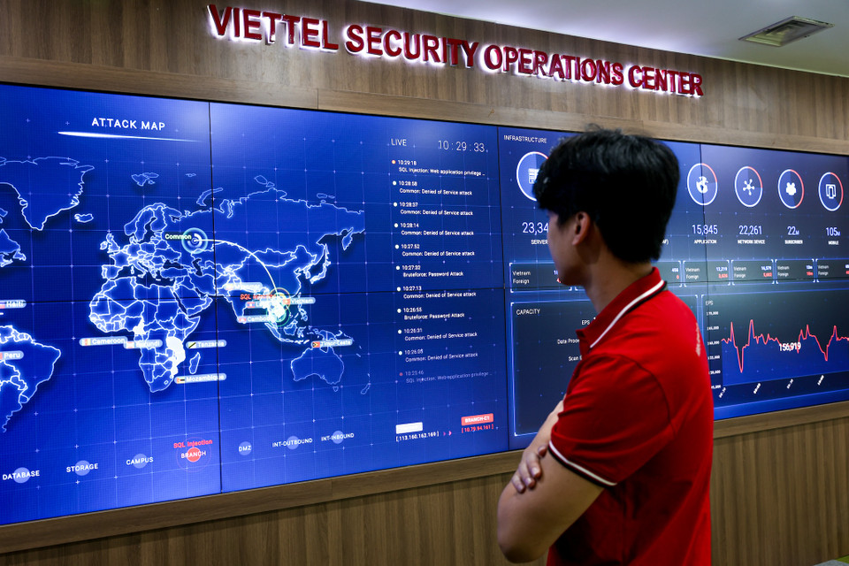 Tuỳ thuộc vào mức độ các sự cố tấn công mạng các chuyên gia của Trung tâm sẽ đến tận nơi để trực tiếp xử lý cho khách hàng. Những sự cố nghiêm trọng, đội ngũ của Trung tâm phải ăn ngủ nghỉ cả tháng trời với khách hàng để xử lý. (Ảnh: Minh Sơn/Vietnam+)