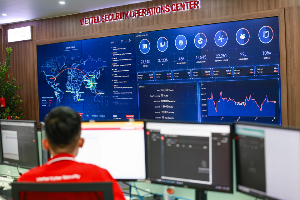 Dù được thành lập chưa lâu, nhưng Trung tâm này đã thể hiện vai trò là “lá chắn thép” giúp các Bộ ngành, địa phương và doanh nghiệp đảm bảo an toàn cho các hoạt động trên không gian mạng. (Ảnh: Minh Sơn/Vietnam+)