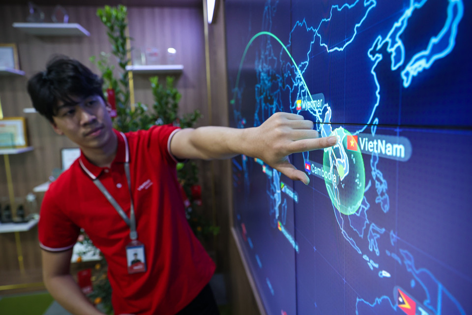 Những kỹ sư an toàn thông tin tại đây có thể coi là những “hộ vệ” bảo vệ lãnh thổ trên không gian mạng của Tổ quốc. (Ảnh: Minh Sơn/Vietnam+)