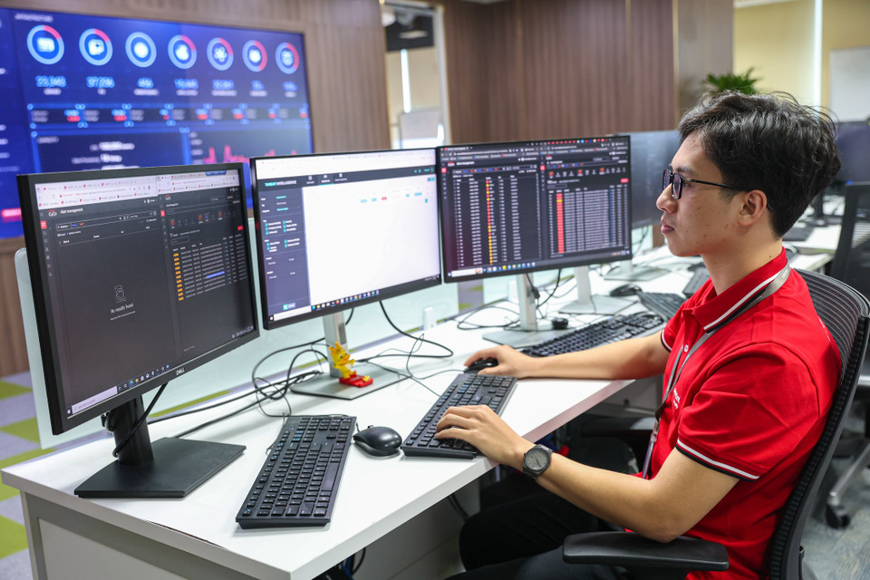 Thường trực tại Trung tâm là một khoảng 30-40 kỹ sư an toàn thông tin và chuyên gia bảo mật thay phiên nhau trực 24/7. Ngoài ra còn có một bộ phận khoảng 10 chuyên gia, kỹ sư khi có sự cố sẽ ứng cứu trực tiếp. (Ảnh: Minh Sơn/Vietnam+)