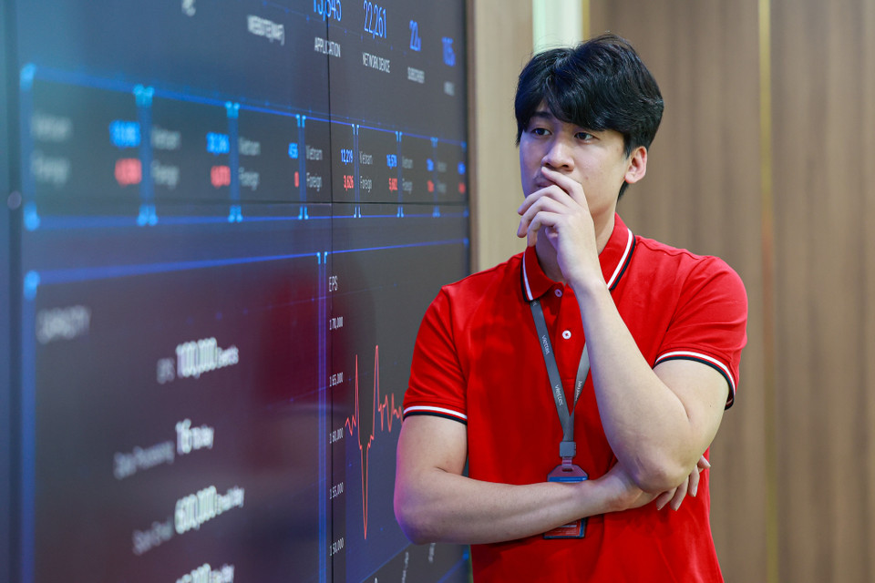 Một kỹ sư an toàn thông tin chia sẻ: “Nghề nghiệp của chúng tôi rất đặc thù không kể ngày đêm vì các cuộc tấn công mạng có thể xảy ra bất cứ lúc nào. Thậm chí đến 2-3 giờ đêm không khí trực vẫn rất sôi nổi.” (Ảnh: Minh Sơn/Vietnam+)