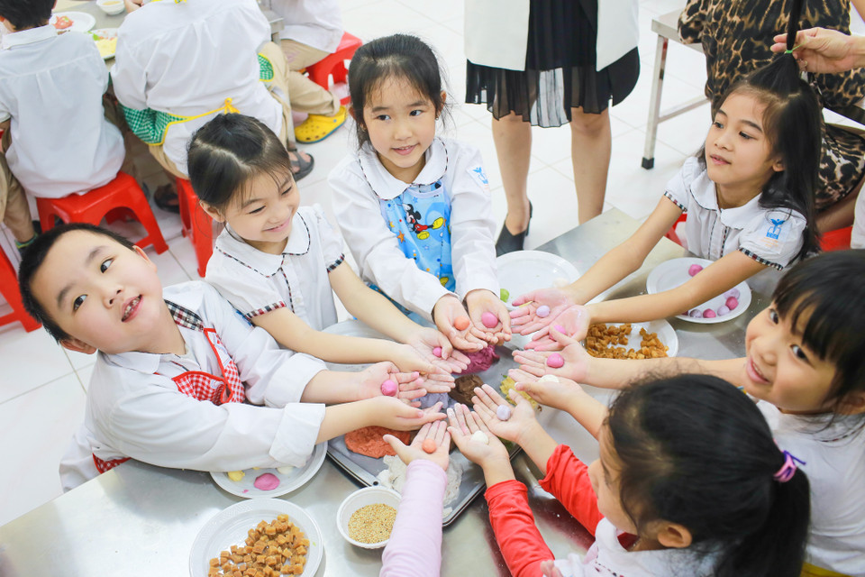 Cô Trương Thị Cẩm Tú – Hiệu trưởng trường Tiểu học Công nghệ giáo dục Hà Nội cho biết, nhà trường luôn tạo ra các buổi ngoại khóa bổ ích, giúp các em học sinh rèn những kỹ năng sống cần thiết. (Ảnh: Minh Sơn/Vietnam+)