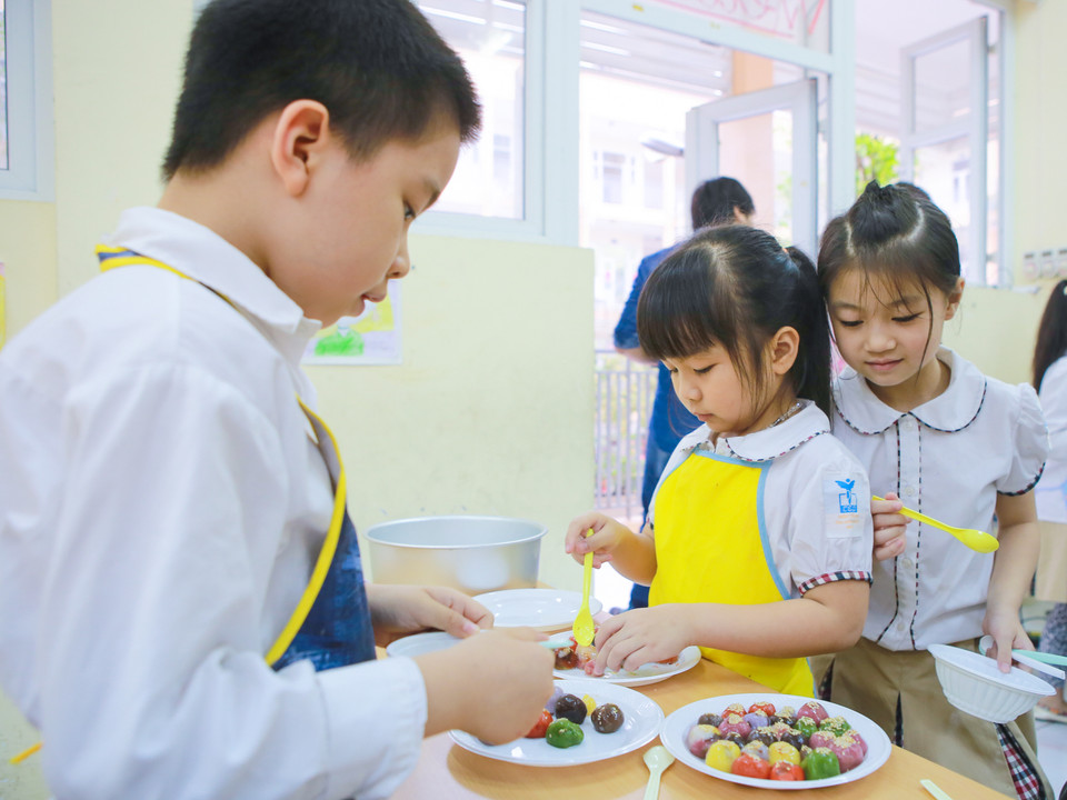 Những chiếc bánh còn đôi chút vụng về của các bé nhưng chắc hẳn với phụ huynh và thầy cô, đó đều là những đĩa bánh đẹp nhất. (Ảnh: Minh Sơn/Vietnam+)