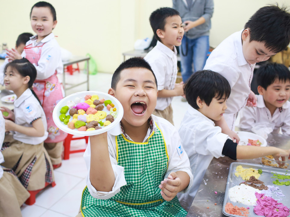 Đây là lần đầu tiên các bé được tự tay nặn từng viên bánh, vì vậy, sự hào hứng và thích thú của được nhân lên gấp bội. (Ảnh: Minh Sơn/Vietnam+)