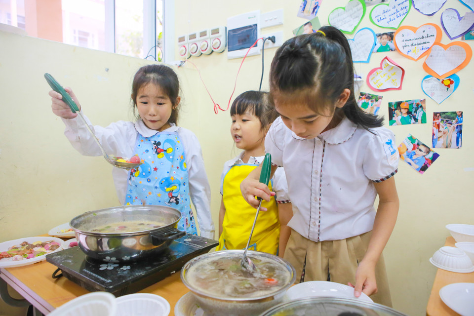 Các bé tự tay vớt thành phẩm do chính mình làm ra, niềm vui sướng hiện rõ trong mắt các em. (Ảnh: Minh Sơn/Vietnam+)