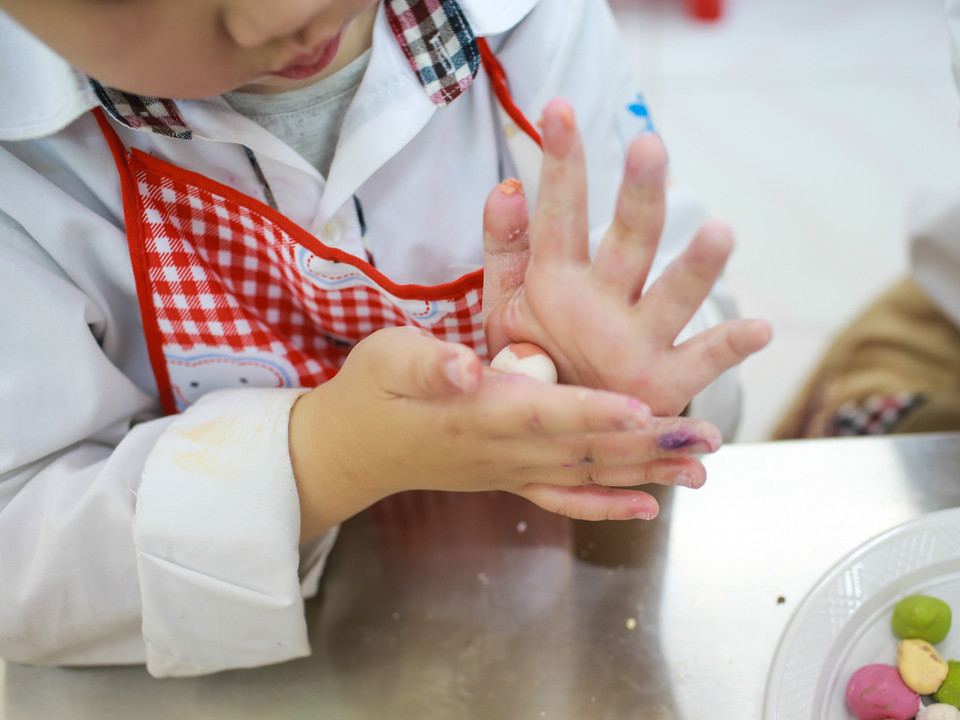 Chị cho biết, màu sắc đẹp mắt của vỏ bánh được trộn từ bột gấc (đỏ), bột trà xanh (xanh), bột bí ngô (vàng), bột bắp cải tím (tím), bột củ dền (hồng) và bột cacao (nâu). (Ảnh: Minh Sơn/Vietnam+)