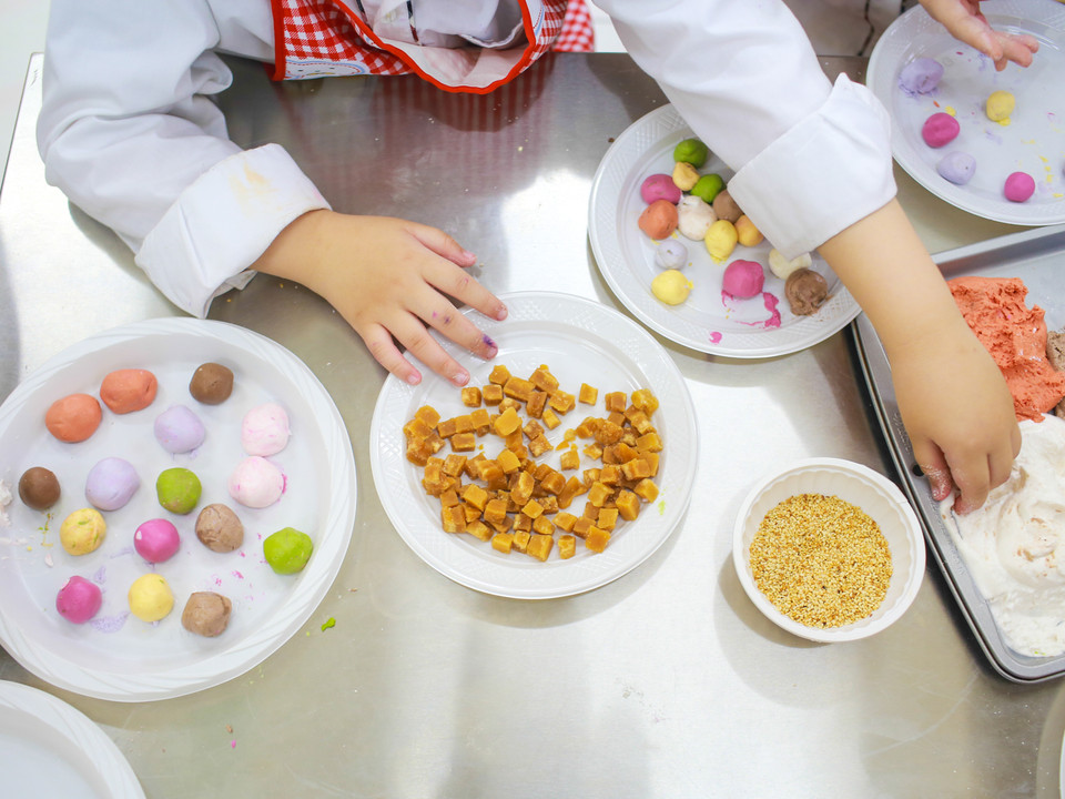 Trước khi bắt tay vào làm, các bé sẽ được rửa tay sạch sẽ, sau đó bắt tay vào tự nặn bánh trôi theo hướng dẫn của cô giáo. (Ảnh: Minh Sơn/Vietnam+)