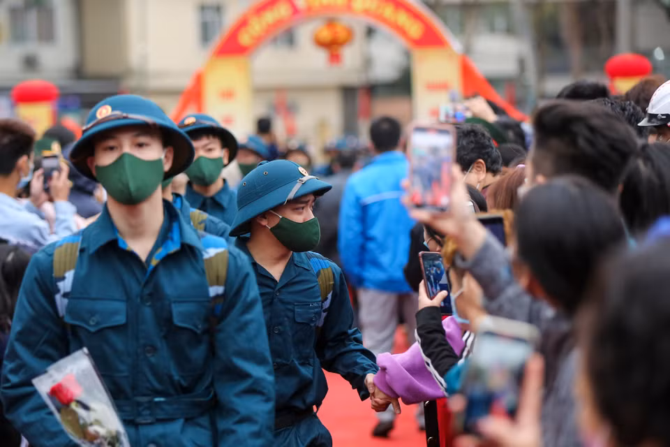 Nhiều tân binh tỏ ra quyến luyến người thân trước giờ lên đường. (Ảnh: Minh Sơn/Vietnam+)