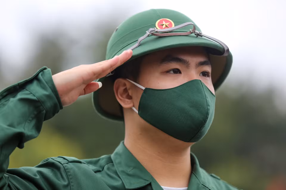 Các thanh niên độ tuổi sung sức đã sẵn sàng lên đường thực hiện nghĩa vụ thiêng liêng của Tổ quốc. (Ảnh: Minh Sơn/Vietnam+)