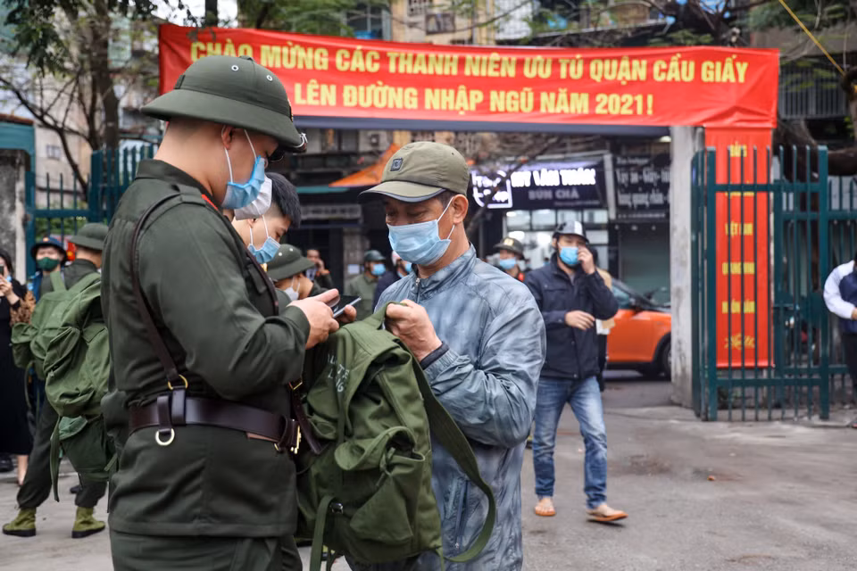 Tại quận Cầu Giấy (Hà Nội), 71 thanh niên lên đường nhập ngũ, trong đó có 21 thanh niên đã viết đơn sẵn sàng nhập ngũ. (Ảnh: Minh Sơn/Vietnam+)