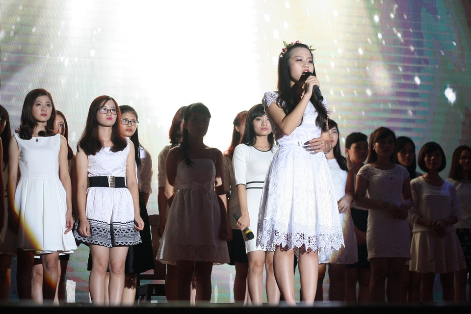 "Sự hào nhoáng và danh vọng chỉ là những giá trị ảo, không bền vững. Hãy tìm ra giá trị đích thực của bản thân mình và trân trọng những tình cảm xung quanh” là thông điệp đầy ý nghĩa của các bạn sinh viên báo chí muốn gửi gắm. (Ảnh Minh Sơn/Vietnam+)