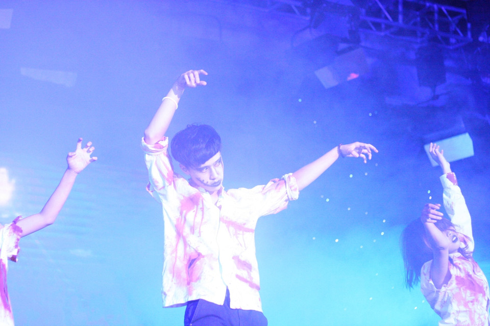 Vì mâu thuẫn trong việc tranh giành vai diễn một vở kịch, 2 người nảy sinh xích mích với nhau. Không may Linh bị tai nạn, còn Tiên bị những người bạn cùng lớp quay lưng. (Ảnh Minh Sơn/Vietnam+)