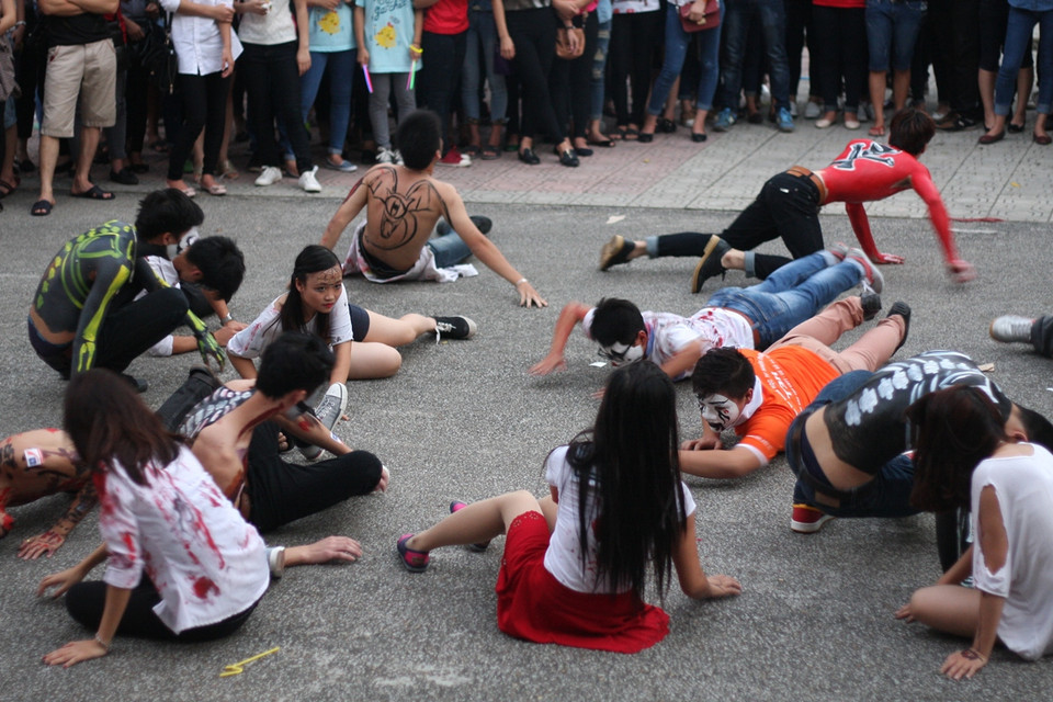 Hàng trăm bạn đã khiến các khán giả vừa hoảng hốt vừa bất ngờ khi hóa trang thành các nhân vật kinh dị và cùng biểu diễn màn flashmob. (Ảnh Minh Sơn/Vietnam+)