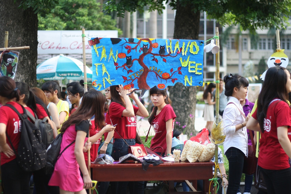 Phiên chợ Twilight là một trong chuỗi những hoạt động thu hút rất đông các bạn sinh viên. (Ảnh Minh Sơn/Vietnam+)